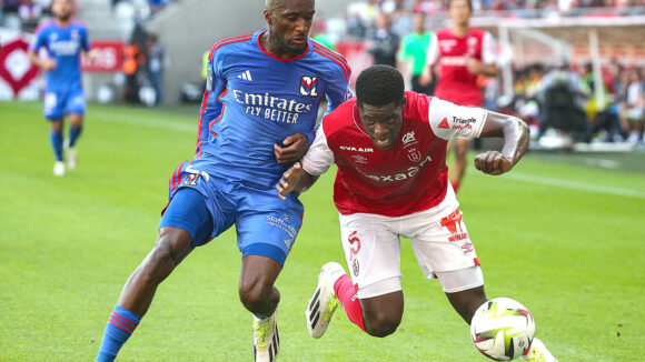 Clinton Mata face à Munetsi lors de Reims - OL