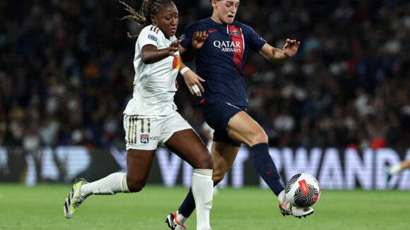 Kadidiatou Diani face à Elisa De Almeida lors de PSG - OL