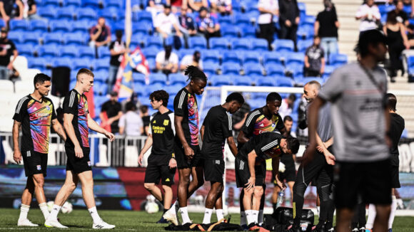 Les joueurs de l'OL à l'échauffement d'avant-match