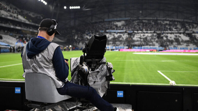 Un caméraman au Vélodrome lors d'OM - OL le 29 octobre 2023