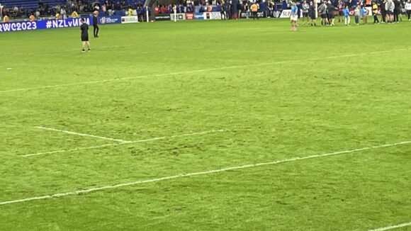 La pelouse du Parc OL après le match de rugby Nouvelle-Zélande / Uruguay le 5 octobre 2023