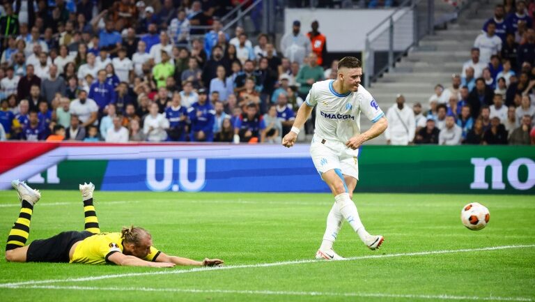 L'attaquant Vitinha (d) ouvre le score pour l'OM contre l'AEK Athènes, le 26 octobre 2023 au Stade Vélodrome