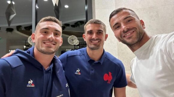 Anthony Lopes (OL) avec Baptiste Couilloud et Thomas Ramos, joueurs du XV de France