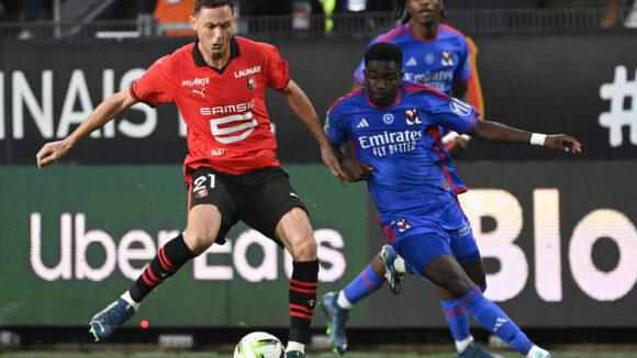 Ernest Nuamah face à Nemanja Matic lors de Rennes - OL