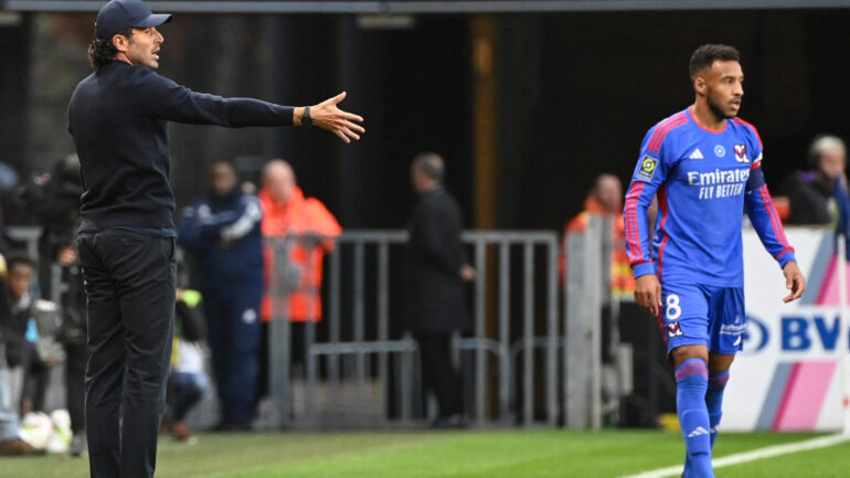 Fabio Grosso donnant des consignes devant Corentin Tolisso lors de Rennes - OL