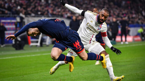 Alexandre Lacazette au duel lors d'OL - Lille