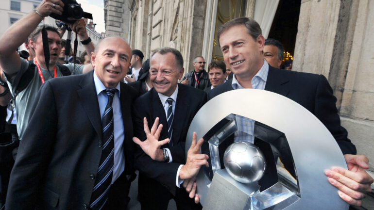 Gérard Collomb avec Jean-Michel Aulas et Alain Perrin lors du doublé Coupe - Championnat en 2008