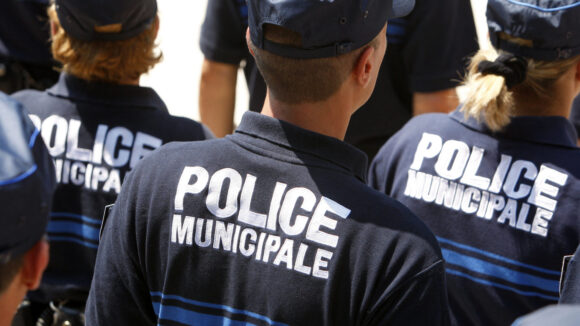 Des policiers municipaux assistent à une cérémonie en l'honneur des services de sécurité en présence du ministre de l'Intérieur Claude Guéant, le 16 juin 2011 à Nice, avant les Premières rencontres nationales de la police