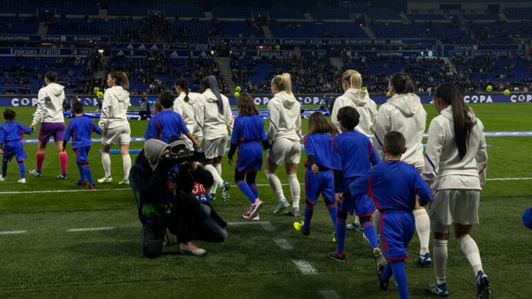 L'entrée des joueuses de l'OL contre St-Plöten