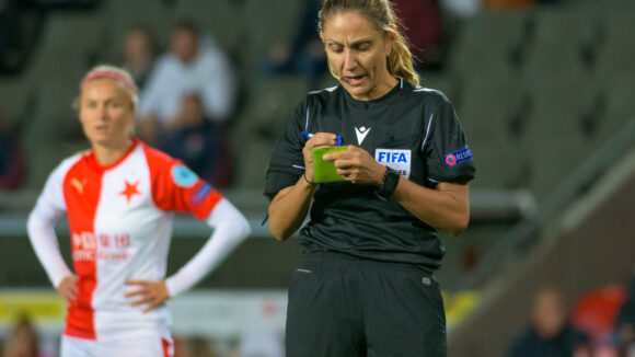 Eleni Antoniou arbitrera Slavia Prague - OL