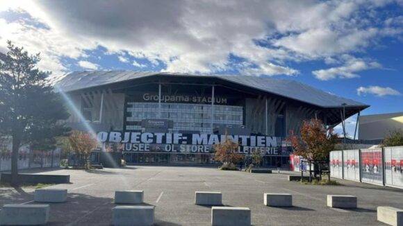 La banderole déployé devant le Parc OL avant OL - Metz