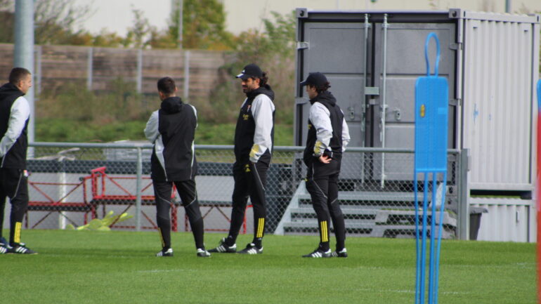 Fabio Grosso à l'entraînement de l'OL avec ses adjoints