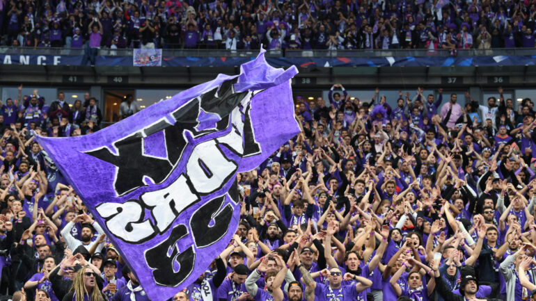 Les supporters de Toulouse au Stade de France pour la finale de Coupe