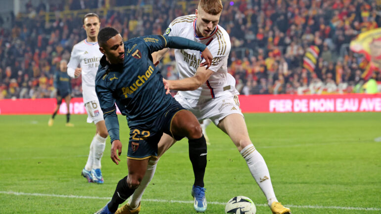 Jake O'Brien face à Wesley Saïd lors de Lens - OL