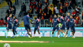Les joueurs de l'OL à l'échauffement avec le match contre Lens