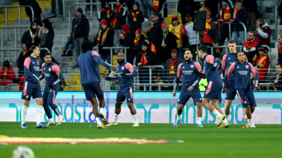 Les joueurs de l'OL à l'échauffement avec le match contre Lens