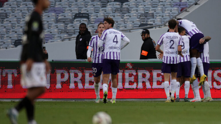 Les joueurs de Toulouse fêtant leur but contre Lorient