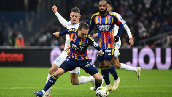 Maxence Caqueret devant Vitinha lors d'OM - OL