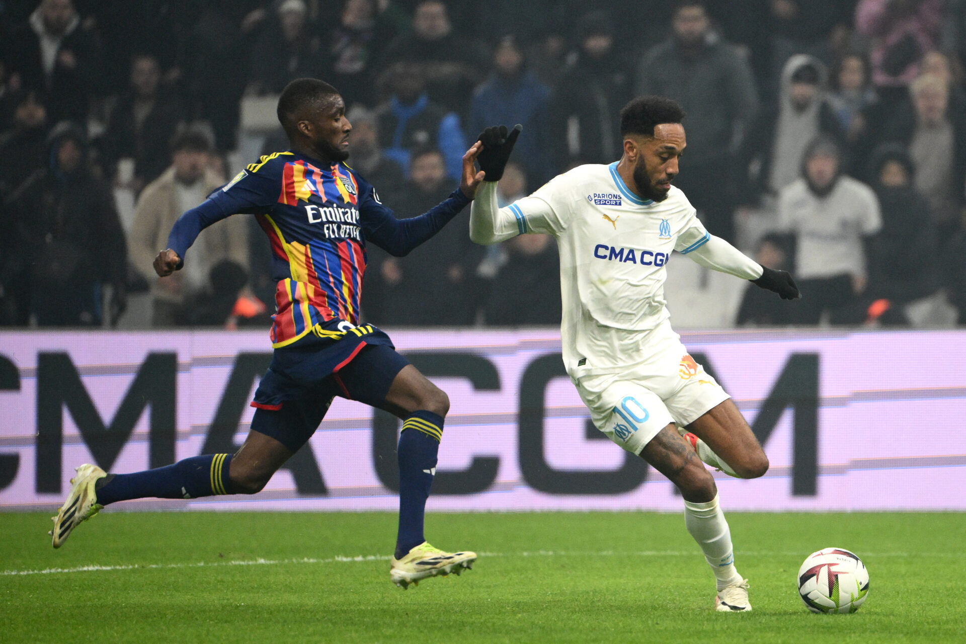 Clinton Mata face à Pierre-Emerick Aubameyang lors d'OM - OL