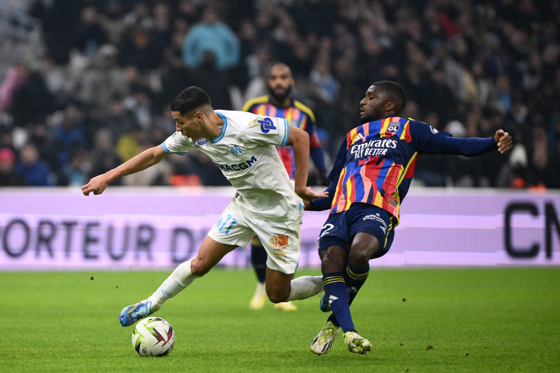 Clinton Mata face à Amine Harit lors d'OM - OL