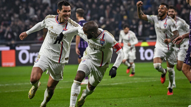 Dejan Lovren et Alexandre Lacazette célébrant un but lors d'OL - Toulouse