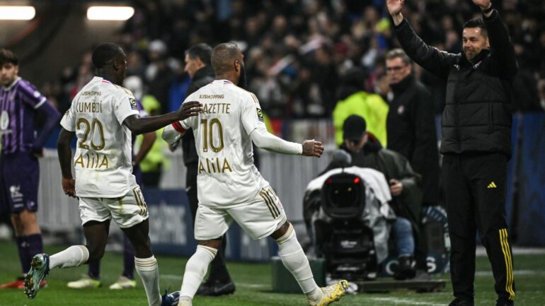 Pierre Sage célèbre le troisième but d'Alexandre Lacazette lors de l'OL - Toulouse