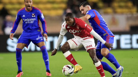 Rayan Cherki au pressing lors de Monaco - OL