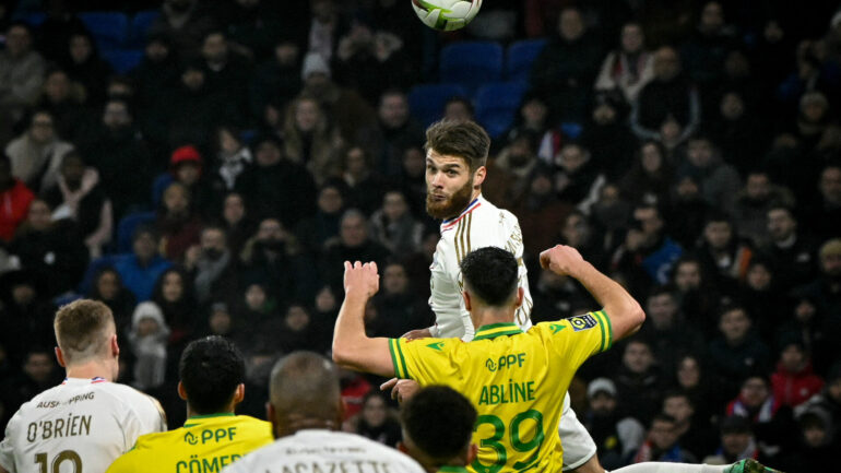 Duje Caleta-Car au duel lors d'OL - Nantes