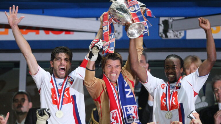 Juninho, Grégory Coupet et Sidney Govou soulève la Coupe de France 2008 gagnée par l'OL