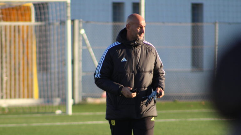 Mohamed Chacha, entraîneur des U17 de l'OL contre Saint-Priest