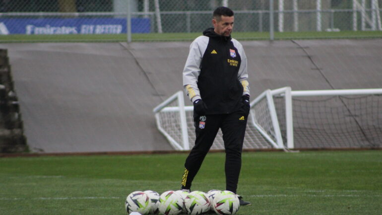 Pierre Sage à l'entraînement de l'OL