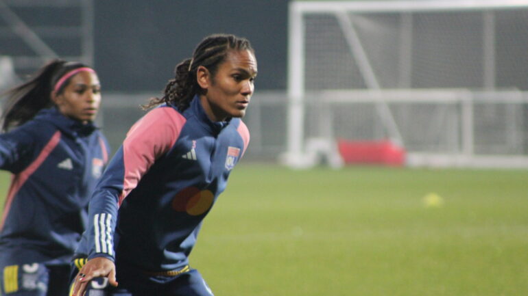 Wendie Renard à l'échauffement d'OL - Lille