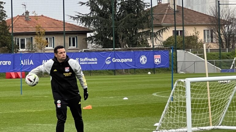 Pierre Sage à l'entraînement de l'OL