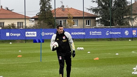 Pierre Sage à l'entraînement de l'OL