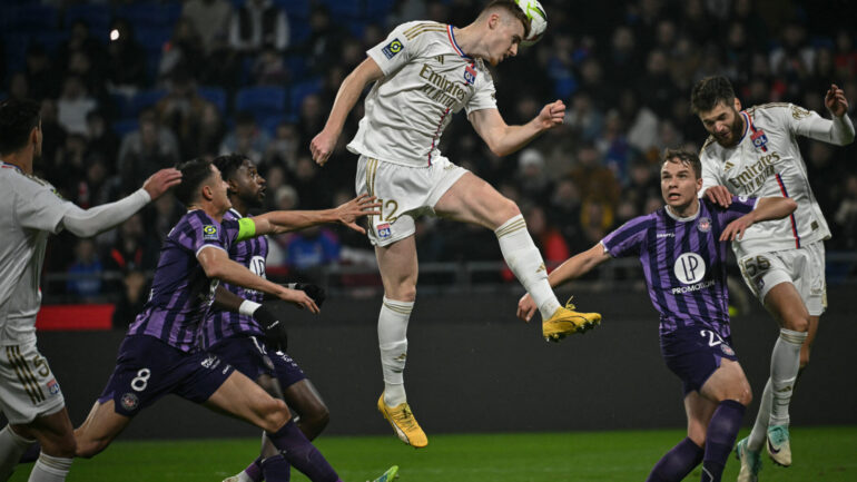 Jake O'Brien (OL) contre Toulouse