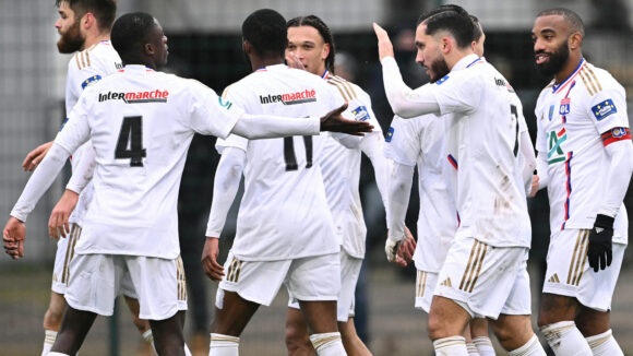 Les joueurs de l'OL félicitent Rayan Cherki pour son but contre Pontarlier.