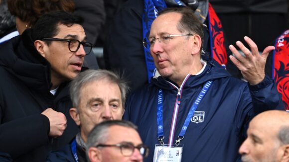 John Textor en discussions avec Laurent Prud'homme lors de Pontarlier - OL