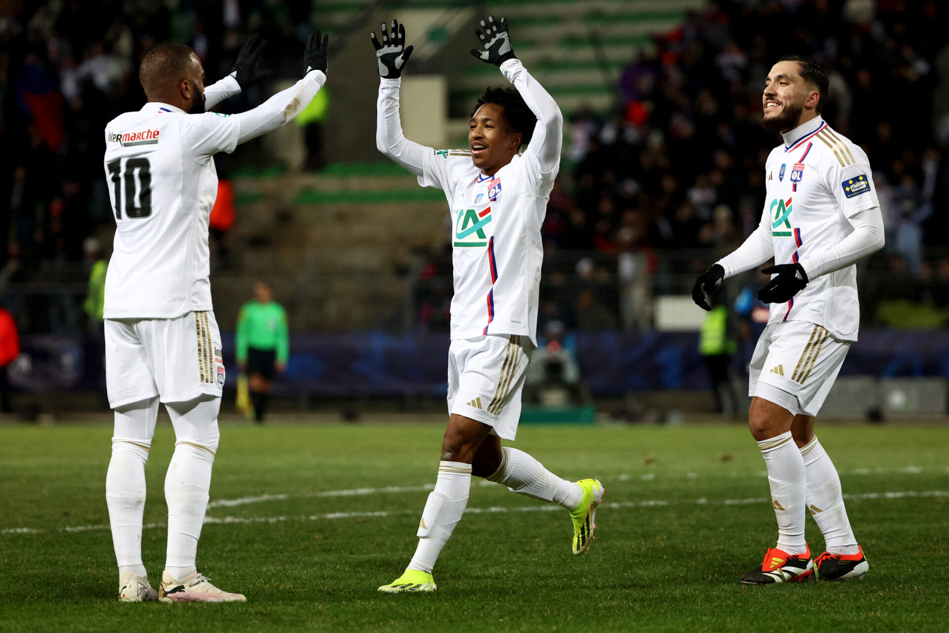 Malick Fofana célébrant son 1er but avec l'OL avec Lacazette et Cherki