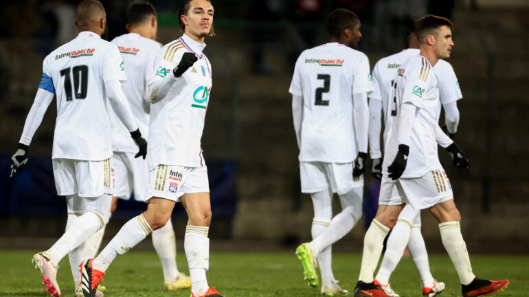 Maxence Caqueret célébrant son but avec l'OL contre Bergerac