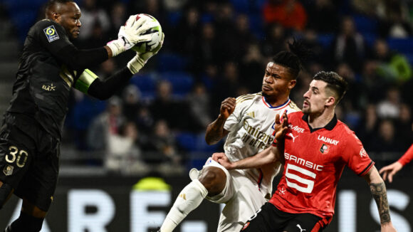 Gift Orban (OL) face à Baptiste Santamaria et Steve Mandanda (Rennes)