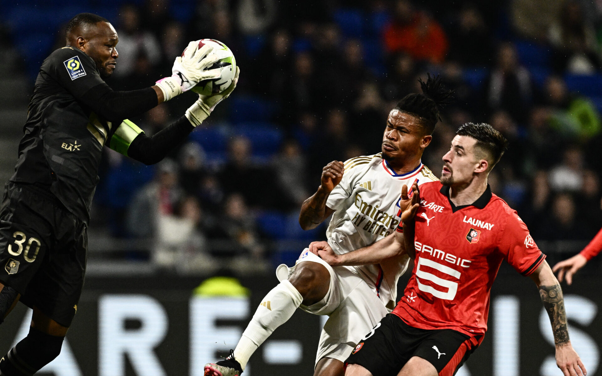 Gift Orban (OL) face à Baptiste Santamaria et Steve Mandanda (Rennes)