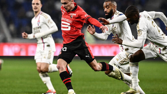 Enzo Le Fée (Rennes) et Alexandre Lacazette (OL)