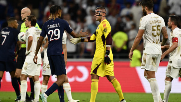 Bradley Barcola (PSG) et Anthony Lopes (OL)