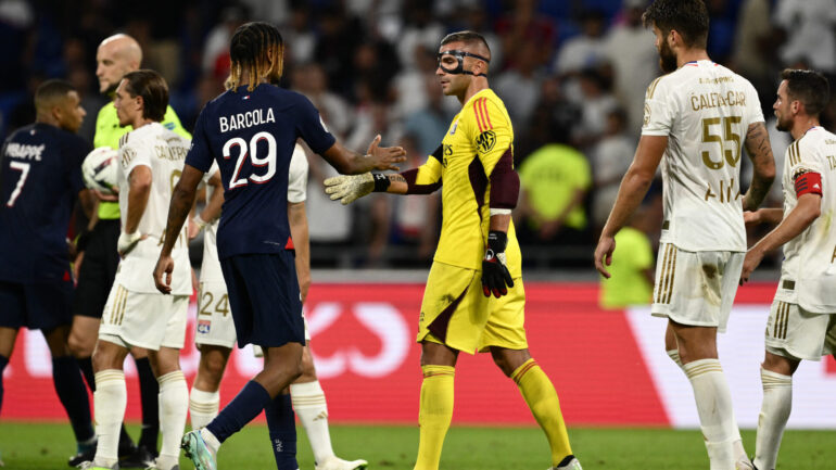 Bradley Barcola (PSG) et Anthony Lopes (OL)