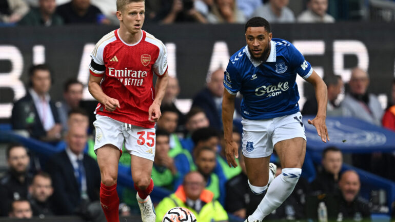 Oleksandr Zinchenko (Arsenal) et Arnaut Danjuma (Everton)