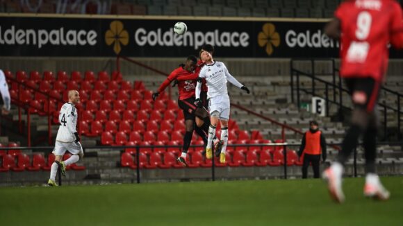 Mamadou Sarr au duel lors de RWD Molenbeek - KAS Eupen