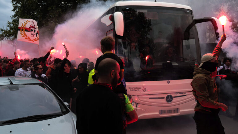 Un bus de supporters niçois lors de la finale de Coupe de France Nice - Nantes