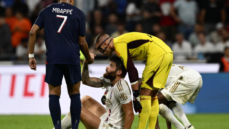 Duje Caleta-Car et Anthony Lopes lors d'OL - PSG