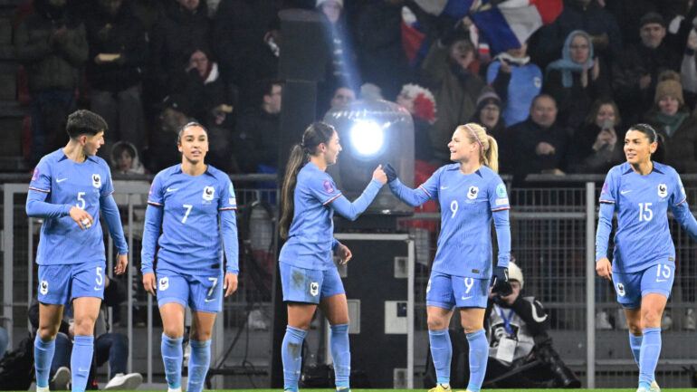 Eugénie Le Sommer célèbre son but avec Selma Bacha avec les Bleues