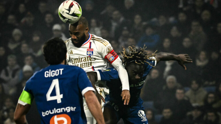 Alexandre Lacazette au duel lors d'OL - OM